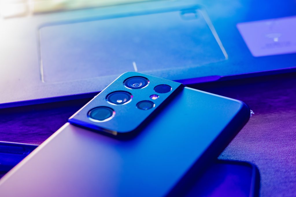 Smartfon do 2000, czy droższy? Porównanie Oneplus 12 vs. Samsung Galaxy a55 Smartfon