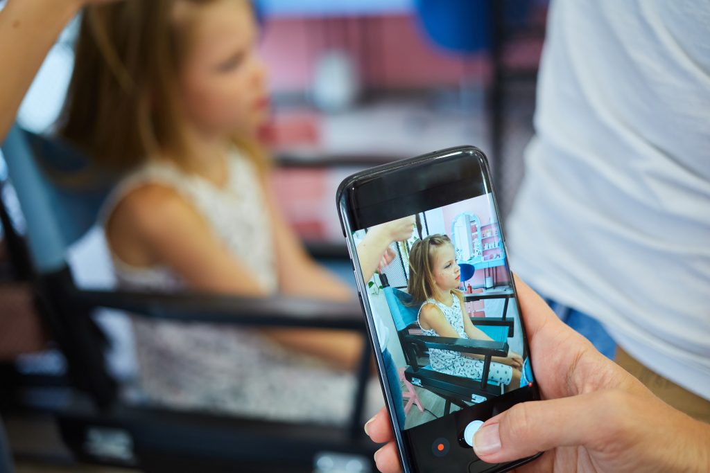 Jak przyciąć film na telefonie? Prosta edycja wideo w galerii Usługi fryzjerskie Reating fryzura Proces stylizacji włosów Salon fryzjerski dla dzieci