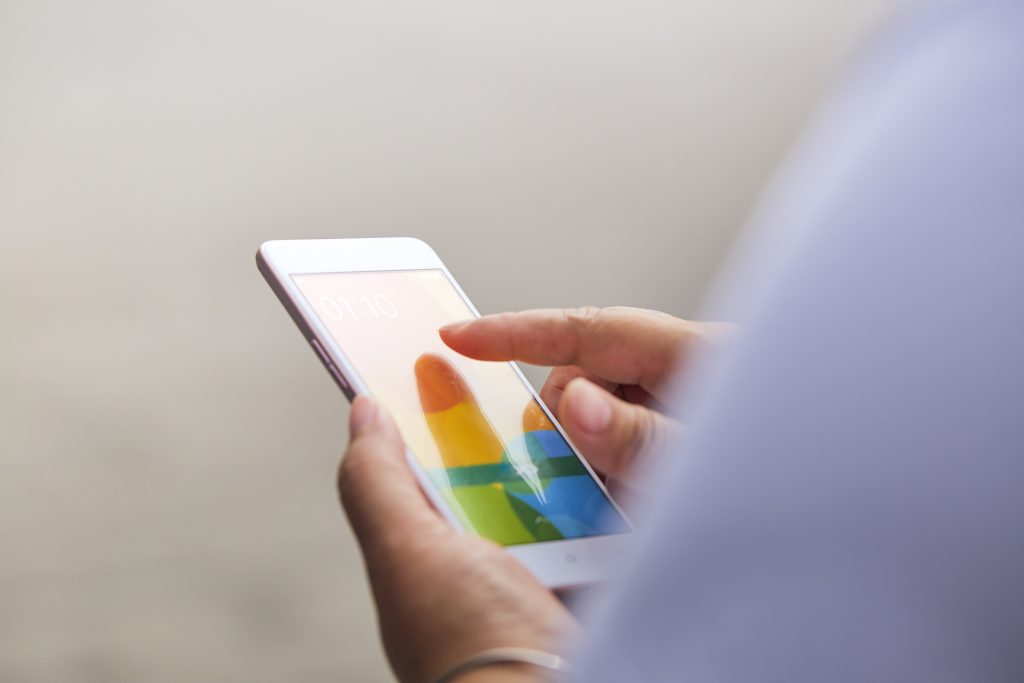 Zbliżenie osoby używającej telefonu komórkowego